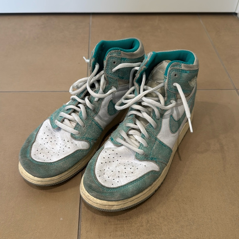 Nike Air Jordan women’s. color: teal & white. Size 7